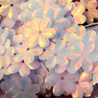 Sequins: 15mm Opalescent Flower White